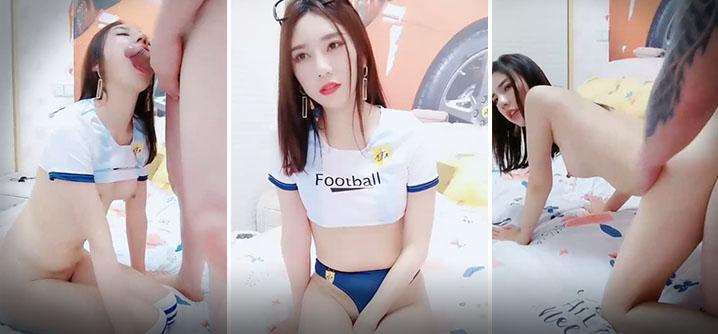 【姐夫干小姨子】性感马尾妹子足球宝贝装扮激情啪啪，退下内裤翘屁股舔逼上位骑坐后入猛烈撞击（下部）