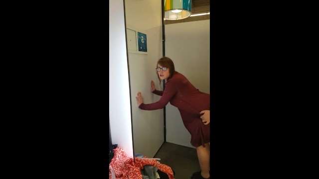 意外中出-18 岁第一次在更衣室性交【ScarlettKnightley】